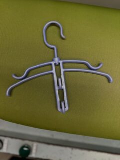 この時期パーカーを着る方も多いかと思いますが選択するとフード部分がなかなか乾かない

クリーニングでも急ぎのご用意も多いため使ってます

100均アイテム

クリーニング店仕様のものもあるけど1本1500円とかする💦

タンブラー乾燥機を長く回すことはないので、急ぎのご用意にはこれが大活躍です。

家庭洗濯することも多いと思うパーカー

フードが乾きやすくなり、シワにもなりにくいのでおすすめです！

お急ぎの方やお気に入りはぜひ、クリーニングをご利用ください。

1枚からお気軽に！

#パーカーの悩み
#フード乾燥
#クリーニング店
#パーカーファッション
#家庭洗濯
#時短テクニック
#100均アイテム
#シワ対策
#即日対応
#便利アイテム
#乾燥時短
#ファッションケア
#おすすめアイテム
#クリーニングサービス
#安心クリーニング
#洗濯豆知識
#衣類ケア
#アイテム紹介
#洗濯アイデア
#衣類乾燥
#おしゃれアイテム
#秋のファッション
#パーカーおすすめ
#日常の工夫