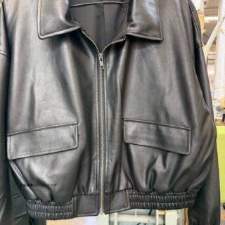 最近、暖かい日が多いですね
来週火曜日の天気予報は雪マークついてますが…
革に似た素材
合成皮革
これには寿命があります
3〜5年くらいと言われています
ベタベタしたり、ひび割れしたり、剥離したりします
特性をご理解の上、着用してください