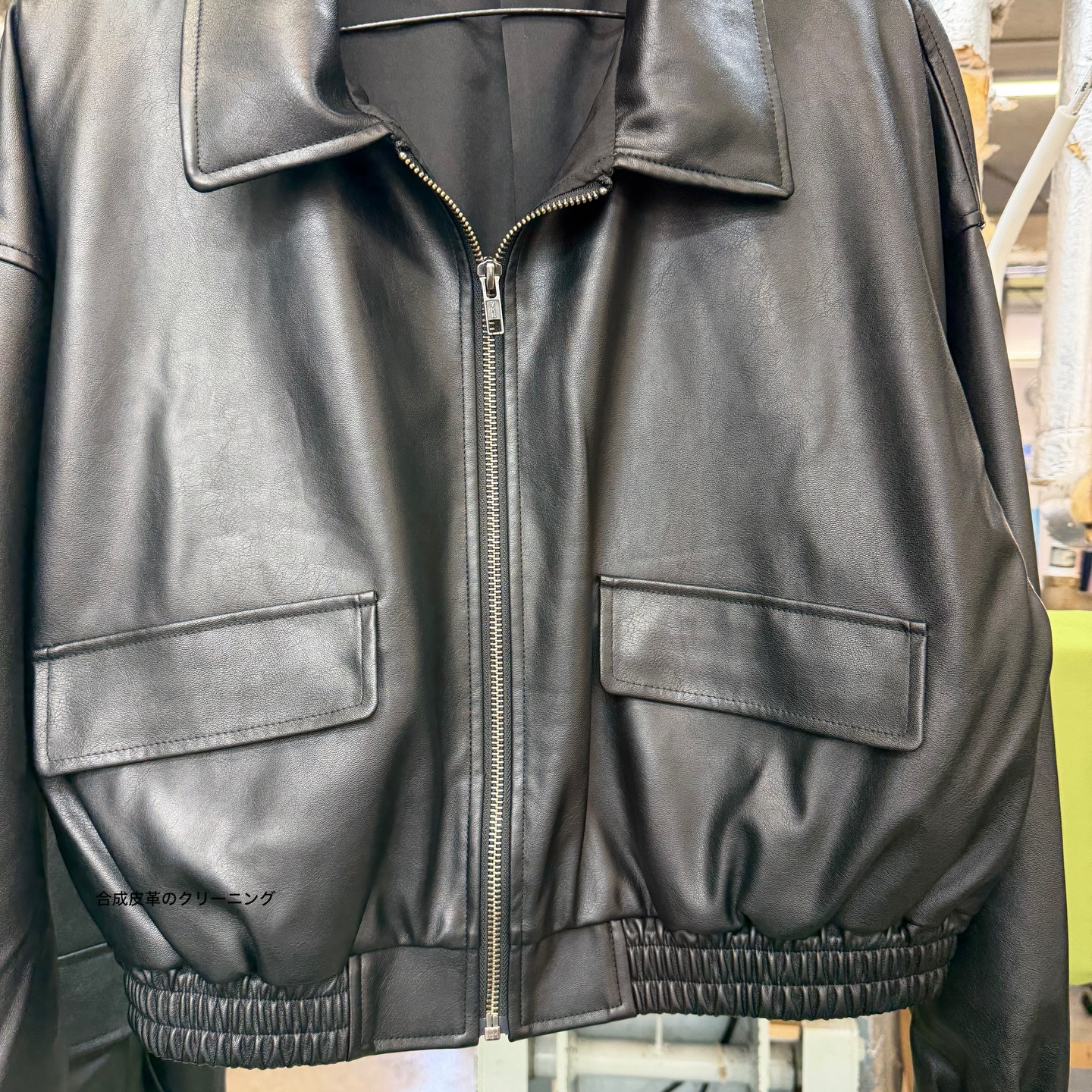 最近、暖かい日が多いですね
来週火曜日の天気予報は雪マークついてますが…
革に似た素材
合成皮革
これには寿命があります
3〜5年くらいと言われています
ベタベタしたり、ひび割れしたり、剥離したりします
特性をご理解の上、着用してください