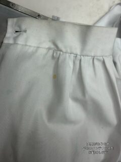 あっという間に3月も終わりですね
今時期は学生服がピーク
この時期はシミ抜きが多いですが
中でも学生のワイシャツやブラウスの
襟、袖口
の黄ばみや黒ずみ
頑張って白くしようとはしますが…
限界もあります
ここまでになってしまうと落としきれないこともあります。
汚れが気になったら、
早期発見早期クリーニング
長くキレイに着るために普段のメンテナンスに
クリーニングをご利用下さい